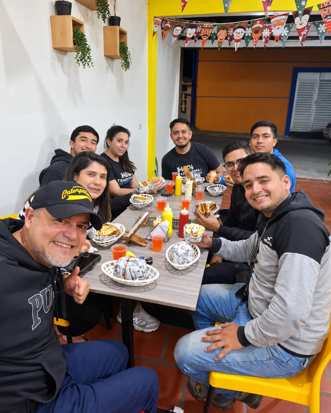 Amigos comiendo hamburguesas en la terraza de Flakko Burguer